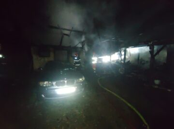 Incendiu foarte puternic, în miez de noapte, extins la două gospodării