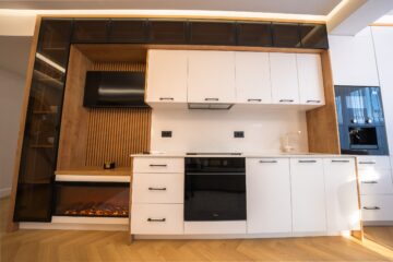 Mergi la fosta fabrică de sticlă din Suceava pentru a vedea un model de apartament la show-room-ul dezvoltatorului Ucasy Homes