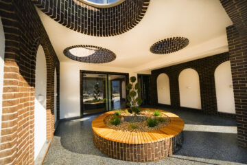 Mergi la fosta fabrică de sticlă din Suceava pentru a vedea un model de apartament la show-room-ul dezvoltatorului Ucasy Homes