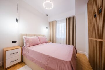 Mergi la fosta fabrică de sticlă din Suceava pentru a vedea un model de apartament la show-room-ul dezvoltatorului Ucasy Homes