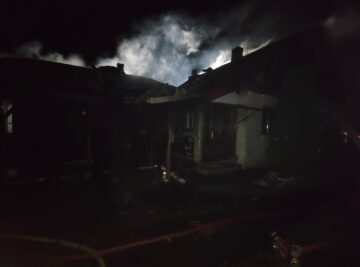 Incendiu foarte puternic, în miez de noapte, extins la două gospodării