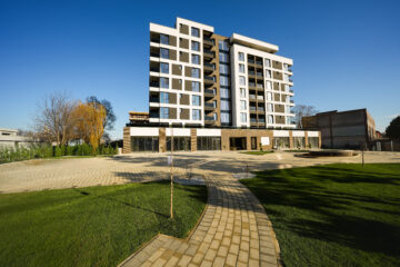 Mergi la fosta fabrică de sticlă din Suceava pentru a vedea un model de apartament la show-room-ul dezvoltatorului Ucasy Homes