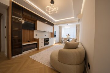 Mergi la fosta fabrică de sticlă din Suceava pentru a vedea un model de apartament la show-room-ul dezvoltatorului Ucasy Homes