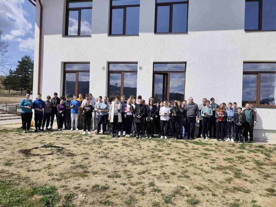 „Pădurea Copiilor” – 1.000 de copii și 1.000 de puieți plantați în curțile a 9 școli