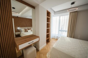 Mergi la fosta fabrică de sticlă din Suceava pentru a vedea un model de apartament la show-room-ul dezvoltatorului Ucasy Homes