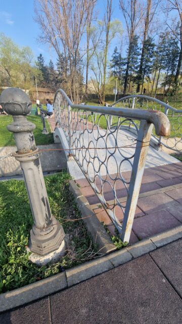 La aniversarea Parcului Tătărași, vandalii distrug, primăria curăță