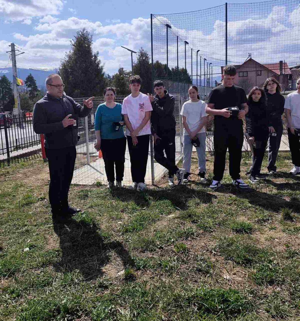 „Pădurea Copiilor” – 1.000 de copii și 1.000 de puieți plantați în curțile a 9 școli