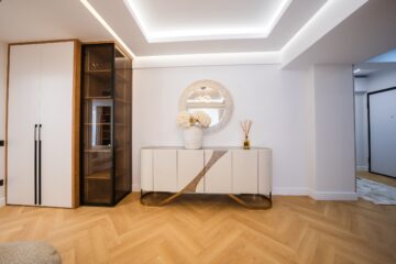 Mergi la fosta fabrică de sticlă din Suceava pentru a vedea un model de apartament la show-room-ul dezvoltatorului Ucasy Homes