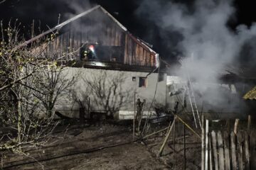 Incendiu foarte puternic, în miez de noapte, extins la două gospodării