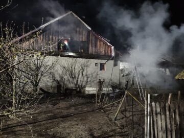 Incendiu foarte puternic, în miez de noapte, extins la două gospodării
