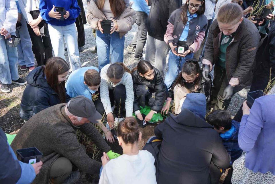 „Pădurea Copiilor” – 1.000 de copii și 1.000 de puieți plantați în curțile a 9 școli