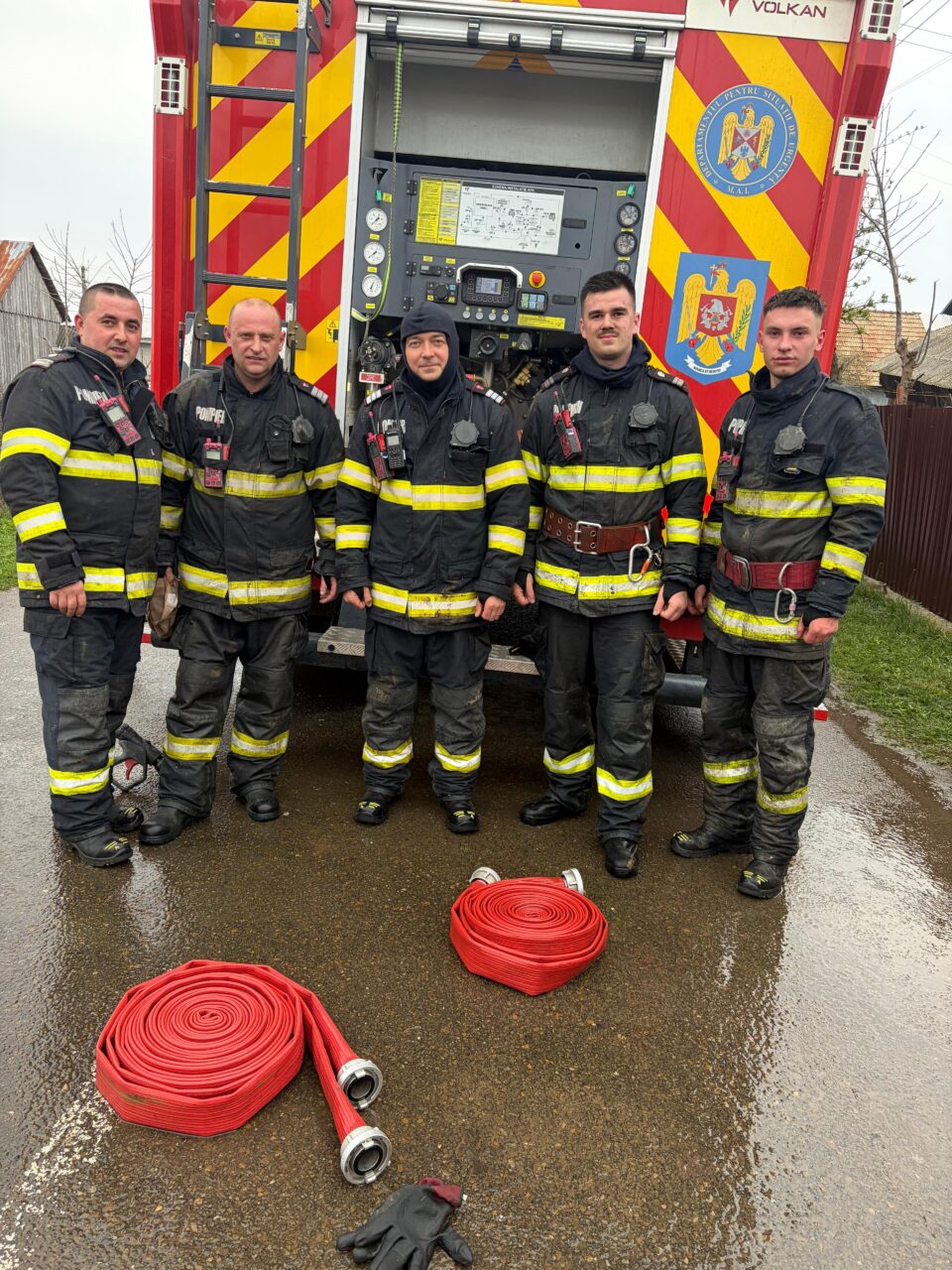 Incendiu în interiorul unei case, de la jarul căzut din sobă