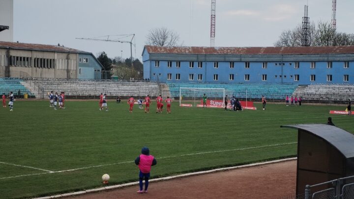 Cetatea Suceava s-a impus la limită și, cel puțin până sâmbătă, a urcat pe primul loc din play-off