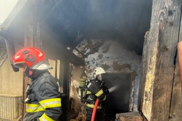 Incendiu în interiorul unei case, de la jarul căzut din sobă