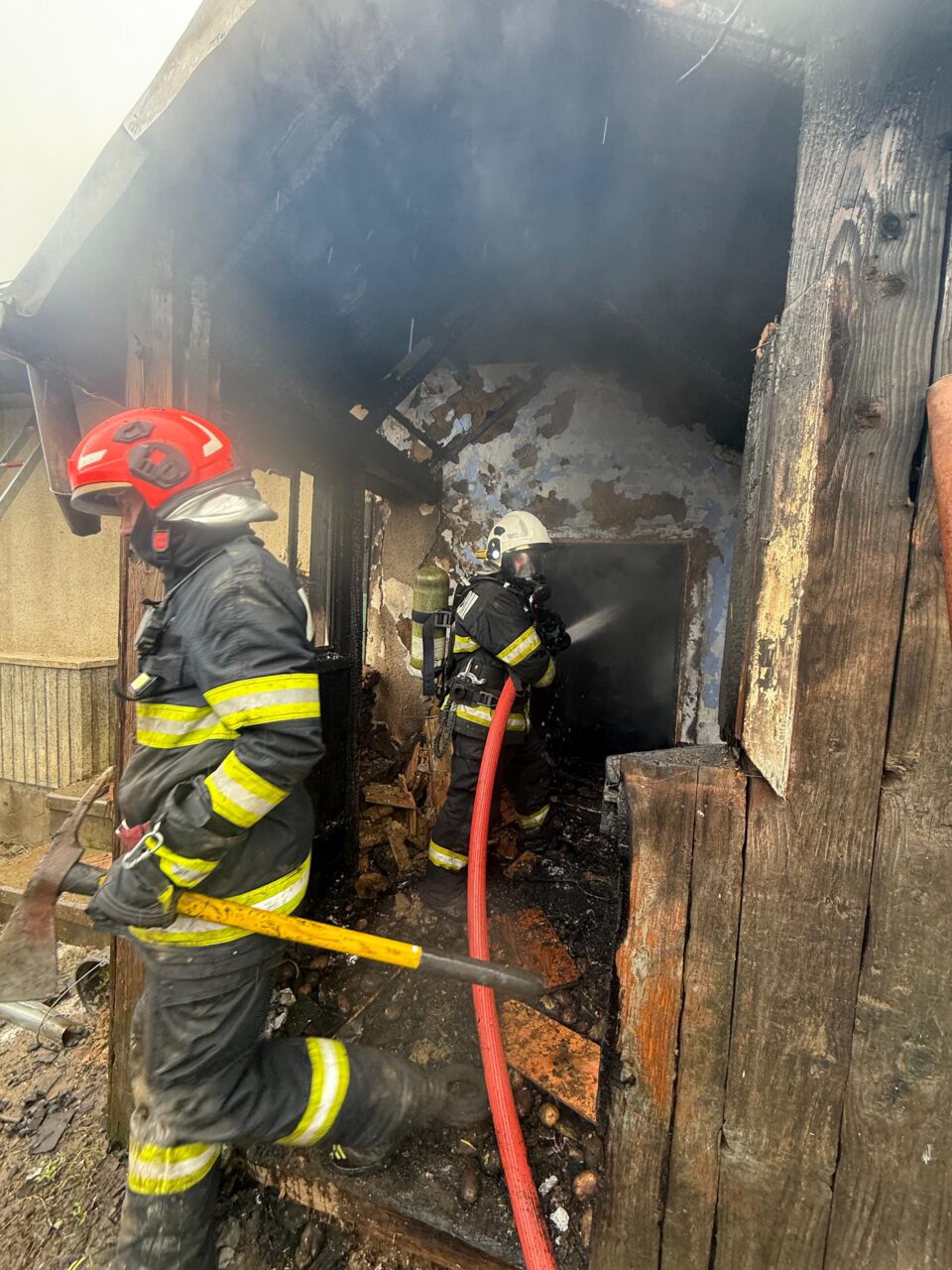 Incendiu în interiorul unei case, de la jarul căzut din sobă