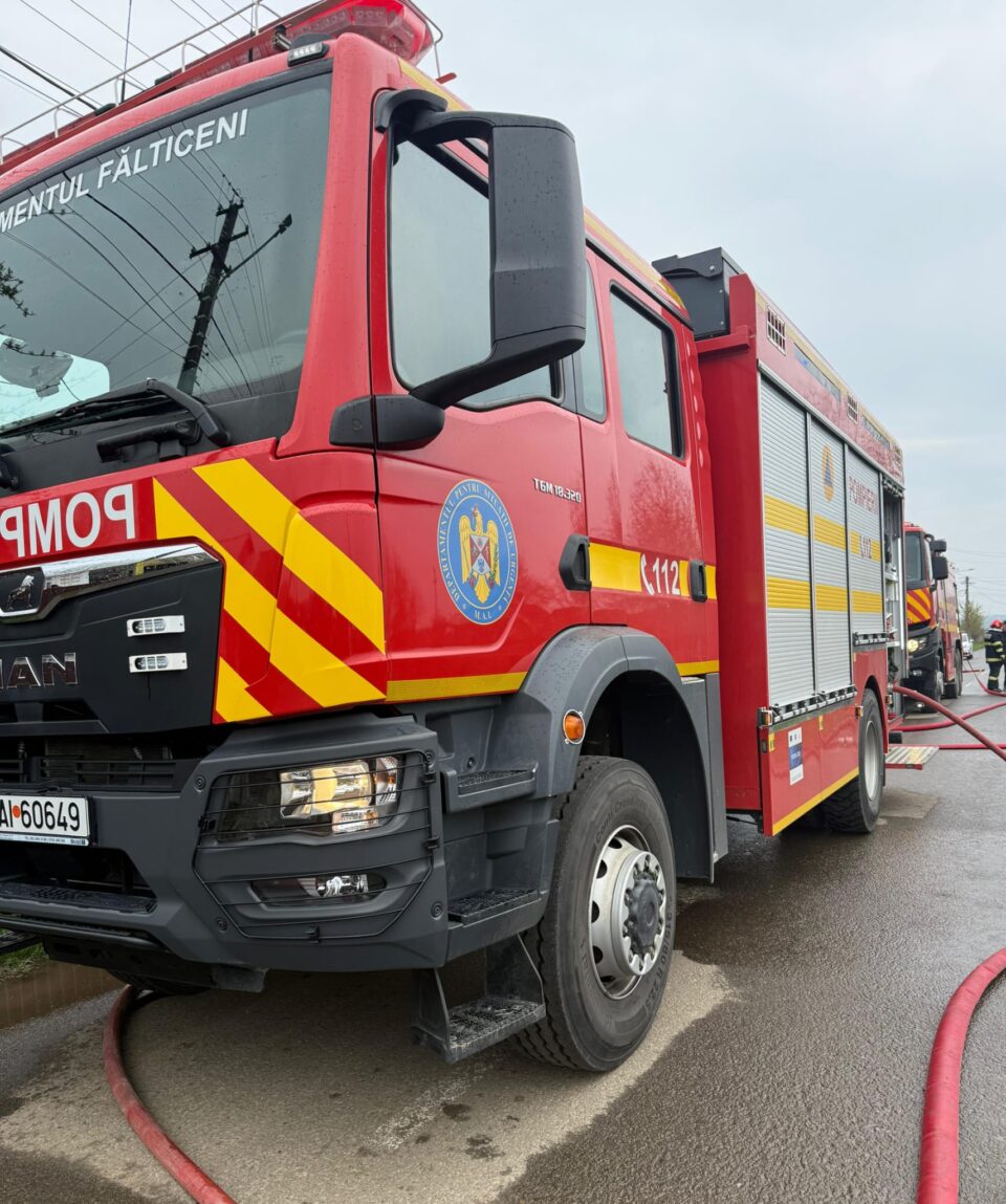 Incendiu în interiorul unei case, de la jarul căzut din sobă