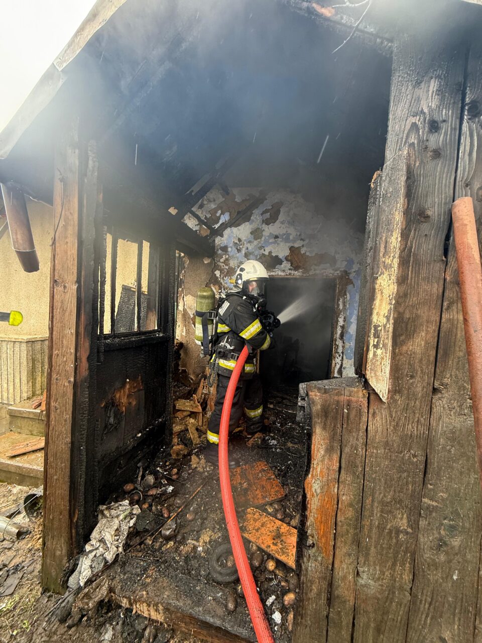 Incendiu în interiorul unei case, de la jarul căzut din sobă