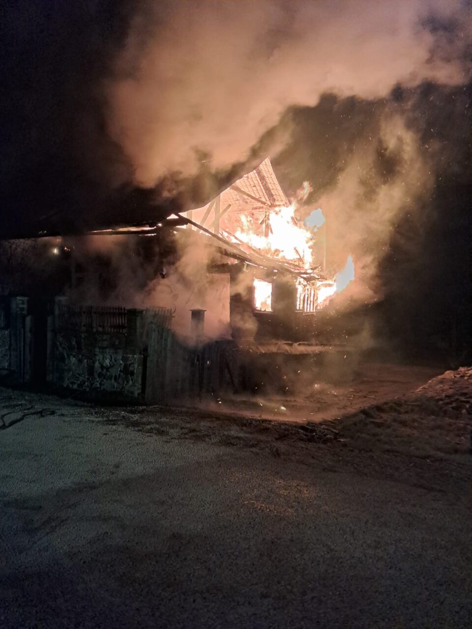 Membri unei familii cu trei copii, alertați în miez de noapte de un șofer care a sesizat că le-a luat foc casa