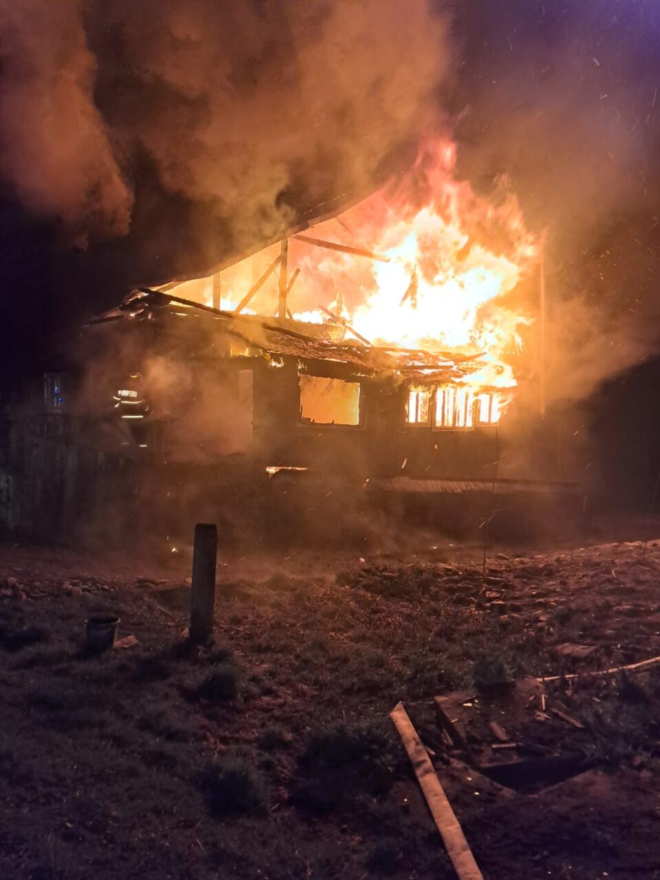 Membri unei familii cu trei copii, alertați în miez de noapte de un șofer care a sesizat că le-a luat foc casa