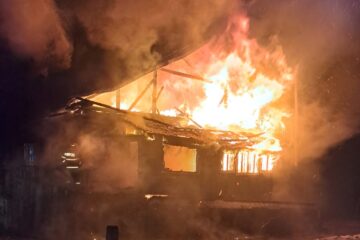 Membri unei familii cu trei copii, alertați în miez de noapte de un șofer care a sesizat că le-a luat foc casa