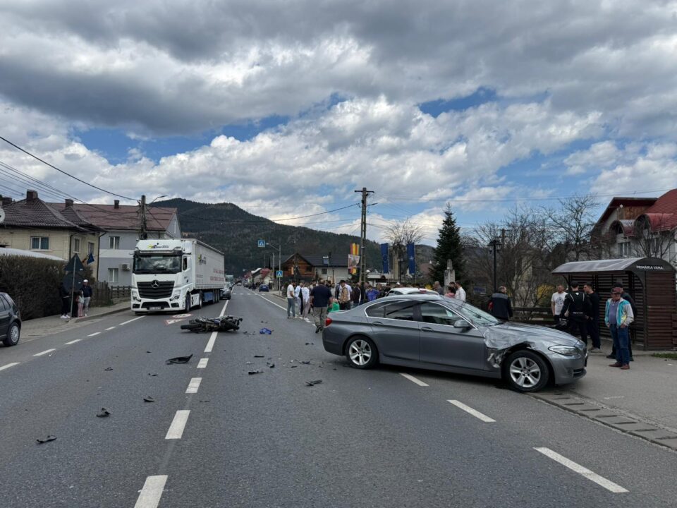 Tânăr de 17 ani, mort după o coliziune între o motocicletă și un BMW. Polițiștii au constatat neacordare de prioritate dar și indicii ale vitezei