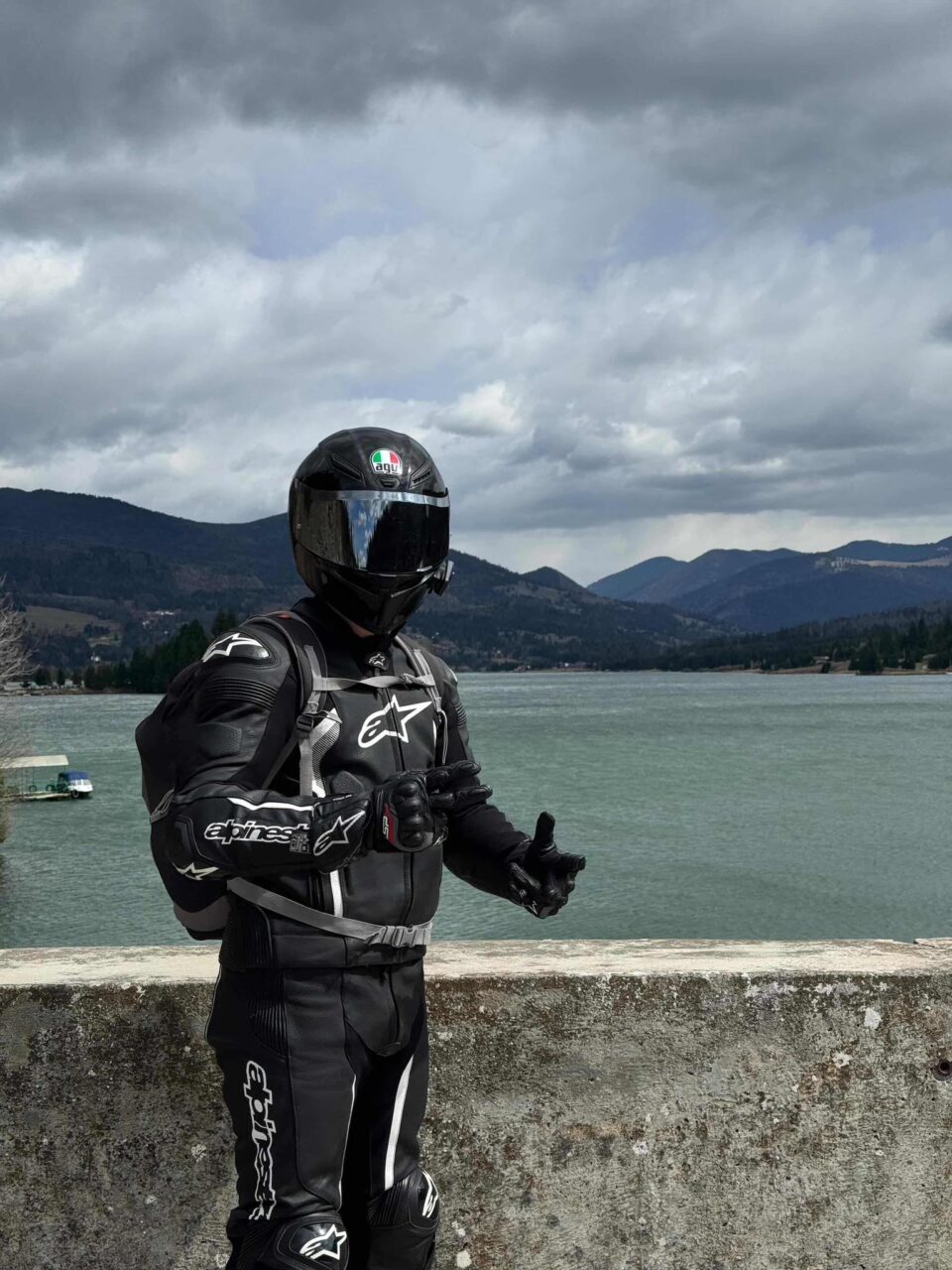 Tânăr de 17 ani, mort după o coliziune între o motocicletă și un BMW. Polițiștii au constatat neacordare de prioritate dar și indicii ale vitezei