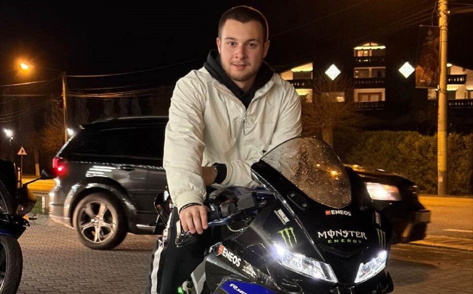 Tânăr de 17 ani, mort după o coliziune între o motocicletă și un BMW. Polițiștii au constatat neacordare de prioritate, dar și indicii ale vitezei
