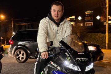 Tânăr de 17 ani, mort după o coliziune între o motocicletă și un BMW. Polițiștii au constatat neacordare de prioritate, dar și indicii ale vitezei