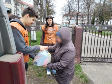 Tinerii voluntari din cadrul ATOS, implicați în campania „Ne pasă! Vă suntem alături!”