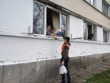 Tinerii voluntari din cadrul ATOS, implicați în campania „Ne pasă! Vă suntem alături!”