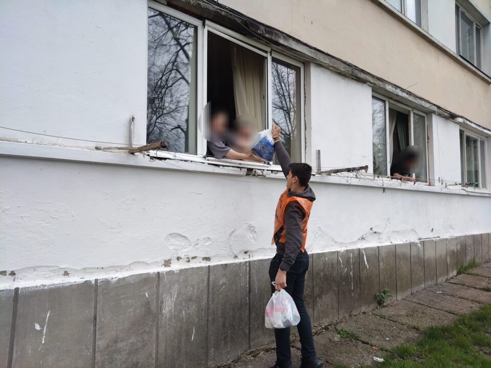 Tinerii voluntari din cadrul ATOS, implicați în campania „Ne pasă! Vă suntem alături!”