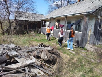 Tinerii voluntari din cadrul ATOS, implicați în campania „Ne pasă! Vă suntem alături!”