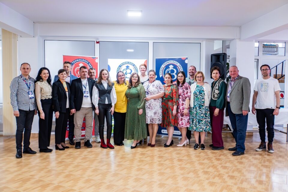 Elevi hipoacuzici din toată țara au participat, la Bivolărie, la Concursul „Comunicăm prin gest, culoare și mișcare”