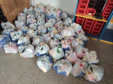 Tinerii voluntari din cadrul ATOS, implicați în campania „Ne pasă! Vă suntem alături!”