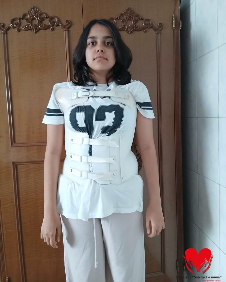 Sara Sofronia, în vârstă de 13 ani, are nevoie de o operație care îi poate schimba viața. Ea suferă de o deformare progresivă a coloanei vertebrale