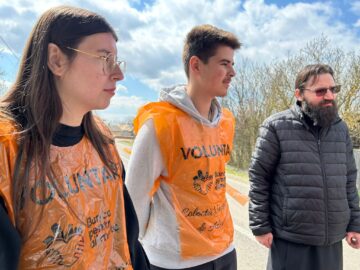 Tinerii voluntari din cadrul ATOS, implicați în campania „Ne pasă! Vă suntem alături!”