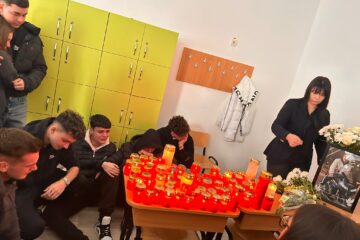 „Copilul cu ochi frumoși, care însenina o clasă întreagă. Nu te vom uita!”, mesajul sfâșietor de la Colegiul Silvic pentru adolescentul decedat la Vama