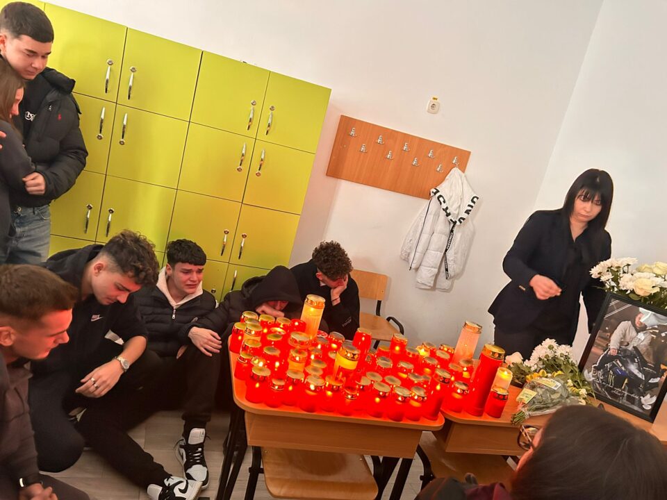 „Copilul cu ochi frumoși, care însenina o clasă întreagă. Nu te vom uita!”, mesajul sfâșietor de la Colegiul Silvic pentru adolescentul decedat la Vama