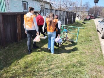 Tinerii voluntari din cadrul ATOS, implicați în campania „Ne pasă! Vă suntem alături!”