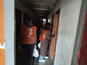 Tinerii voluntari din cadrul ATOS, implicați în campania „Ne pasă! Vă suntem alături!”