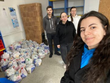 Tinerii voluntari din cadrul ATOS, implicați în campania „Ne pasă! Vă suntem alături!”