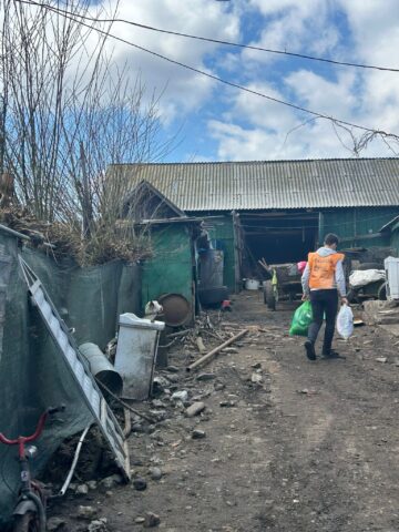 Tinerii voluntari din cadrul ATOS, implicați în campania „Ne pasă! Vă suntem alături!”