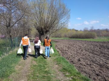 Tinerii voluntari din cadrul ATOS, implicați în campania „Ne pasă! Vă suntem alături!”