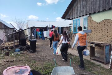 Tinerii voluntari din cadrul ATOS, implicați în campania „Ne pasă! Vă suntem alături!”