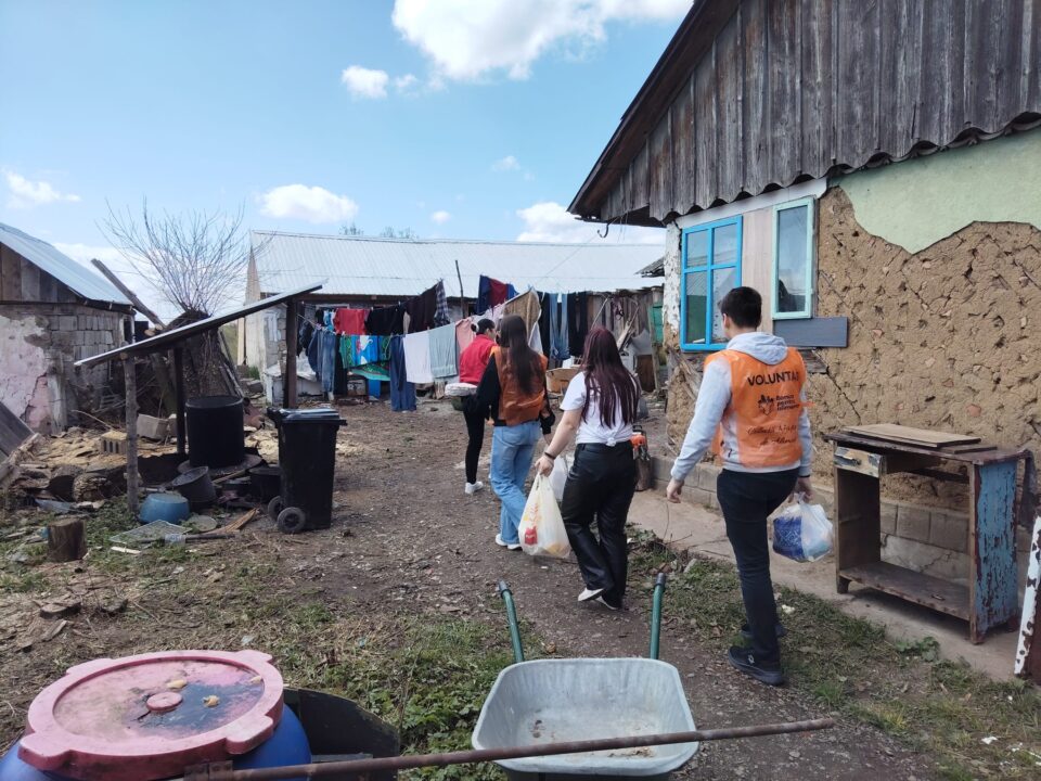 Tinerii voluntari din cadrul ATOS, implicați în campania „Ne pasă! Vă suntem alături!”