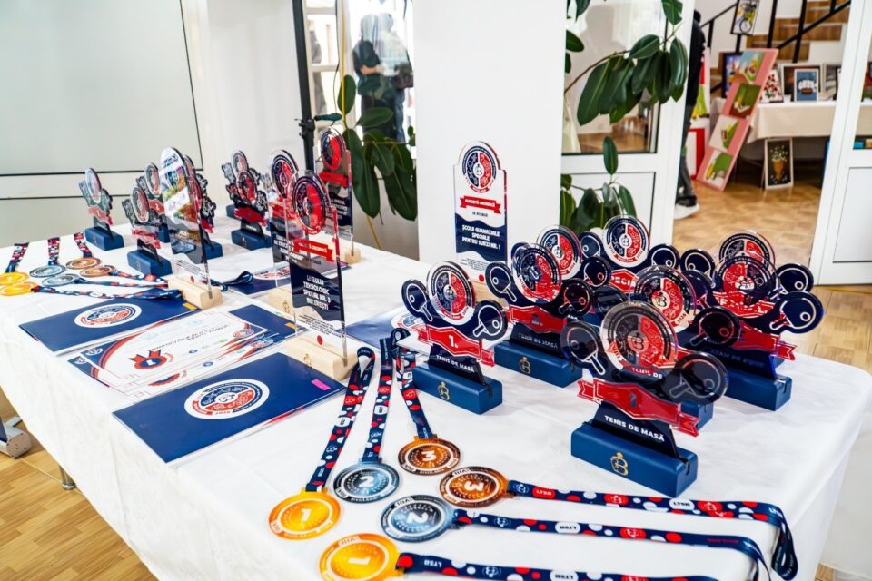 Elevi hipoacuzici din toată țara au participat, la Bivolărie, la Concursul „Comunicăm prin gest, culoare și mișcare”