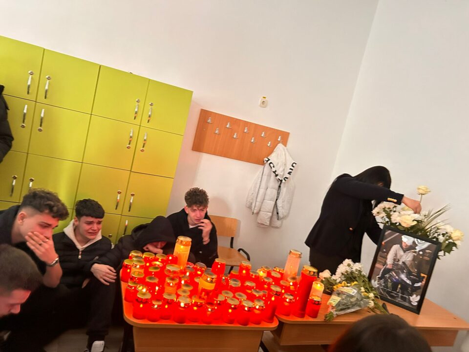 „Copilul cu ochi frumoși, care însenina o clasă întreagă. Nu te vom uita!”, mesajul sfâșietor de la Colegiul Silvic pentru adolescentul decedat la Vama