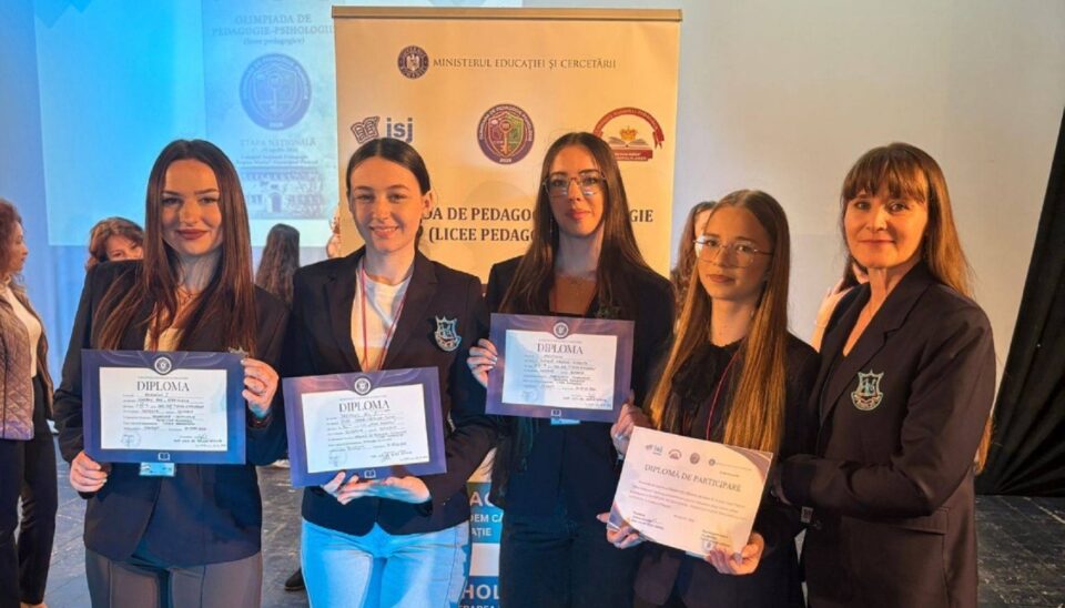 Lotul sucevean alături de prof. Gabriela Anuței