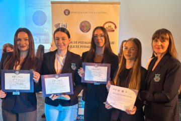 Lotul sucevean alături de prof. Gabriela Anuței