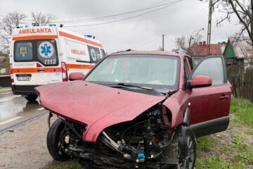 Trei răniți, după o pătrundere pe contrasens din cauza neadaptării vitezei la carosabilul ud
